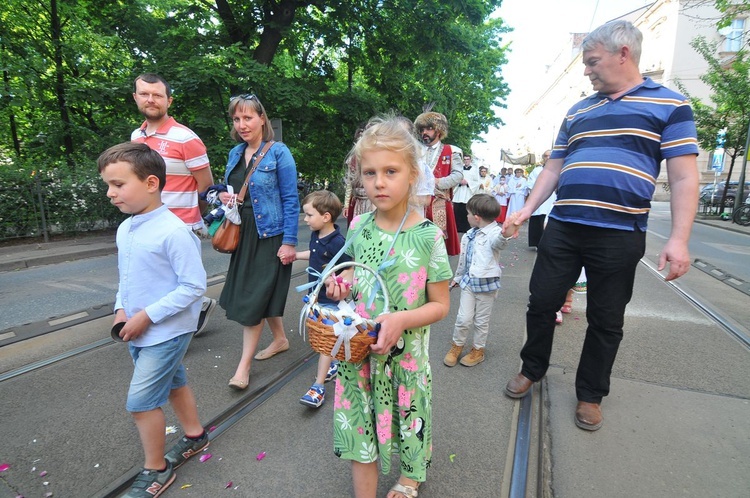 Procesja eucharystyczna w parafii Świętego Krzyża w Krakowie 2021