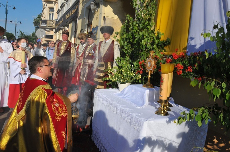 Procesja eucharystyczna w parafii Świętego Krzyża w Krakowie 2021