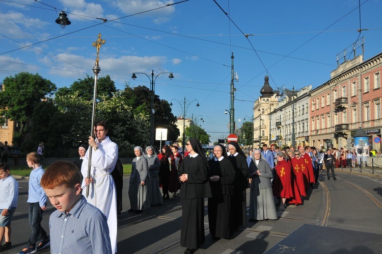 Procesja eucharystyczna w parafii Świętego Krzyża w Krakowie 2021