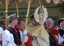 Łowicka monstrancja jest w kształcie pelikana, któy jest symbolem Eucharystii.