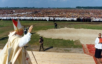 Papież pozdrawia setki tysięcy wiernych zgromadzonych na radomskim lotnisku.