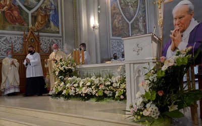 Rocznicowa Eucharystia w radomskiej katedrze sprawowana była pod przewodnictwem bp. Marka Solarczyka. Koncelebrowali bp Henryk Tomasik i bp Piotr Turzyński.