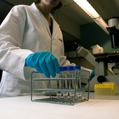 Naukowcy z UW zbadali 15 milionów substancji, które mogą hamować koronawirusa. Wytypowali 400