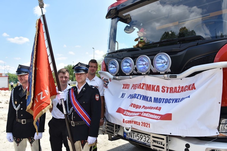 Motocykliści i strażacy na Drodze Papieskiej