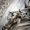 Gargulec - ozdoba na elewacji romańskiej katedry