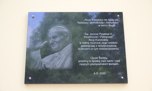 Tablica na ścianie domu Akcji Katolickiej w Jeleśni.