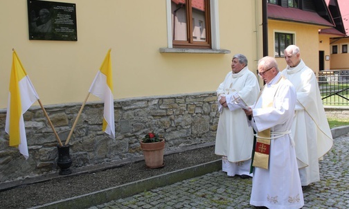 Pobłogosławienie tablicy ufundowanej z okazji 100. rocznicy urodzin św. Jana Pawła II.