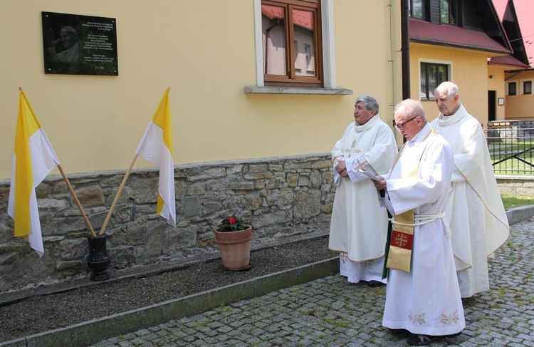 Pobłogosławienie tablicy ufundowanej z okazji 100. rocznicy urodzin św. Jana Pawła II.