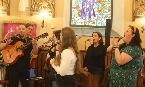 Piotr Mirecki z zespołem poprowadził śpiewy uwielbienia w Rycerce.