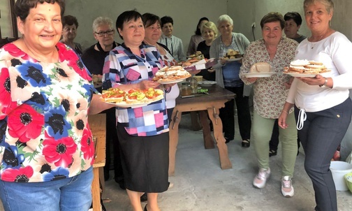 Gospodynie z Rycerki Górnej przygotowały dla młodych agapę, by poczuli, że tu otacza ich miłość.