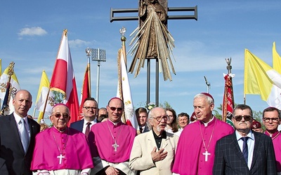 ▲	Biskupi, członkowie społecznego komitetu budowy pomnika  i autor jego projektu na placu celebry.