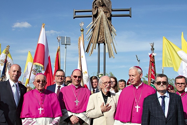 ▲	Biskupi, członkowie społecznego komitetu budowy pomnika  i autor jego projektu na placu celebry.