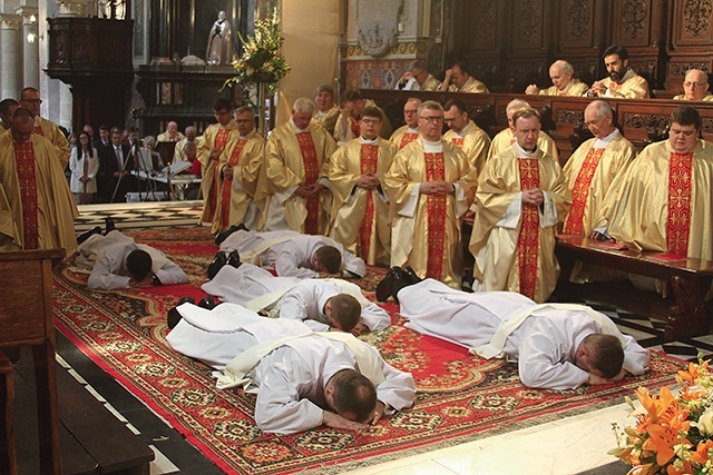 ▲	Sugestywnym momentem liturgii święceń był śpiew litanii błagalnej, w której wzywano orędownictwa wszystkich świętych. W tym czasie kandydaci do święceń modlili się, leżąc na posadzce katedry.