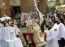▲	Mszy św. i procesji eucharystycznej do czterech ołtarzy ustawionych wokół świątyni katedralnej przewodniczył ordynariusz radomski.