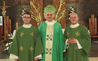 Od lewej: dk. Mateusz Wasilewski, bp Krzysztof Włodarczyk,  dk. Jakub Sitarz.