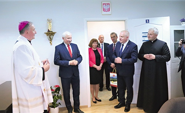 Poświęcenie siedziby. Od prawej: ks. Józef Partyka, wicewojewoda Ryszard Pagacz, burmistrz Władysław Bieda.