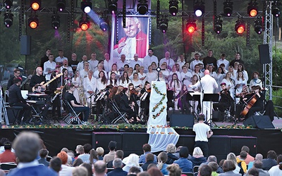 Grali i śpiewali Zanurzeni w Miłosierdziu w składzie: chór Cantando Canzoni z Zakliczyna oraz chór Cantores Sancti Jacobi z Powroźnika pod dyrekcją Dawida Nawalańca.