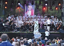 Grali i śpiewali Zanurzeni w Miłosierdziu w składzie: chór Cantando Canzoni z Zakliczyna oraz chór Cantores Sancti Jacobi z Powroźnika pod dyrekcją Dawida Nawalańca.