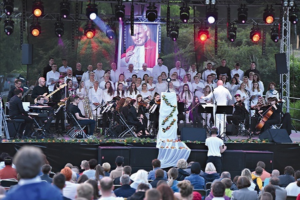 Grali i śpiewali Zanurzeni w Miłosierdziu w składzie: chór Cantando Canzoni z Zakliczyna oraz chór Cantores Sancti Jacobi z Powroźnika pod dyrekcją Dawida Nawalańca.