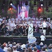 Grali i śpiewali Zanurzeni w Miłosierdziu w składzie: chór Cantando Canzoni z Zakliczyna oraz chór Cantores Sancti Jacobi z Powroźnika pod dyrekcją Dawida Nawalańca.