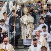 ◄	Tarnobrzeg. Procesja w parafii pw. Matki Bożej Nieustającej Pomocy.