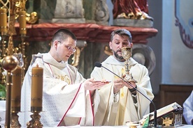 ▲	Neoprezbiterowi towarzyszył przeor świdnickiego klasztoru o. Dariusz Laskowski.