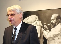 	Prof. Jacek Purchla przy fotografii chorwackiego rzeźbiarza i architekta Ivana Meštrovicia, uznawanego powszechnie za artystę genialnego. MCK zorganizowało sto kilkadziesiąt wystaw plastycznych wybitnych twórców mało znanych w Polsce.