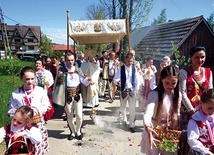 Poronin. Parafianie wędrowali z Jezusem Eucharystycznym, ubrani w stroje góralskie.