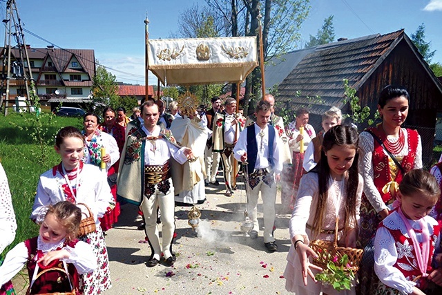 Poronin. Parafianie wędrowali z Jezusem Eucharystycznym, ubrani w stroje góralskie.