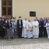 ▲	Uczestnicy rocznicowego spotkania przy tablicy dedykowanej św. Janowi Pawłowi II.