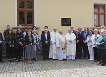 ▲	Uczestnicy rocznicowego spotkania przy tablicy dedykowanej św. Janowi Pawłowi II.