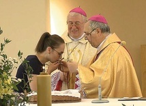 ▲	Bielszczanka oraz nuncjusz abp Salvatore Pennacchio i bp Jerzy Mazur podczas warszawskiej uroczystości.