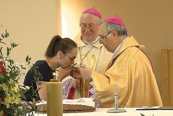 ▲	Bielszczanka oraz nuncjusz abp Salvatore Pennacchio i bp Jerzy Mazur podczas warszawskiej uroczystości.