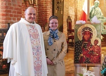 ▲	Raz w miesiącu spotykają się na Eucharystii, formacji i agapie.