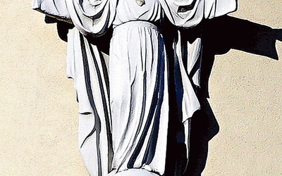 ◄	Figura Serca Jezusa nad głównym wejściem.