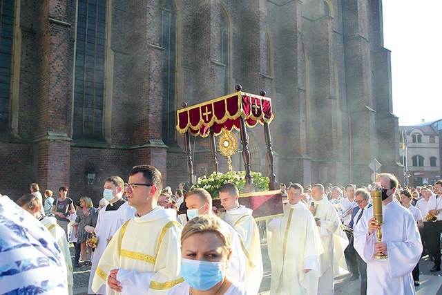 	Mimo ograniczeń i późnej pory w procesji wzięło udział wielu legniczan.