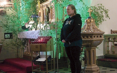Każda wystawa rozpoczyna się opowiadaniem wolontariuszy. Na zdjęciu Mariola Kaźmierska.