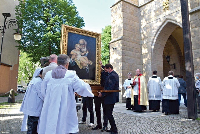 Mężczyźni wnieśli obraz w trakcie nabożeństwa przywitania.