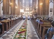 W katedrze warszawsko-praskiej Najświętszy Sakrament niesiono tradycyjnie po kwiatowym dywanie.