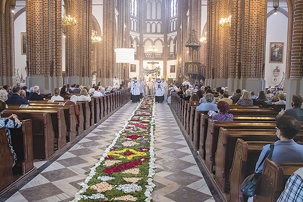 W katedrze warszawsko-praskiej Najświętszy Sakrament niesiono tradycyjnie po kwiatowym dywanie.