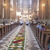 W katedrze warszawsko-praskiej Najświętszy Sakrament niesiono tradycyjnie po kwiatowym dywanie.