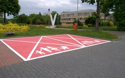 Tychy. Różowe parkingi dla kobiet w ciąży i rodzin z dziećmi