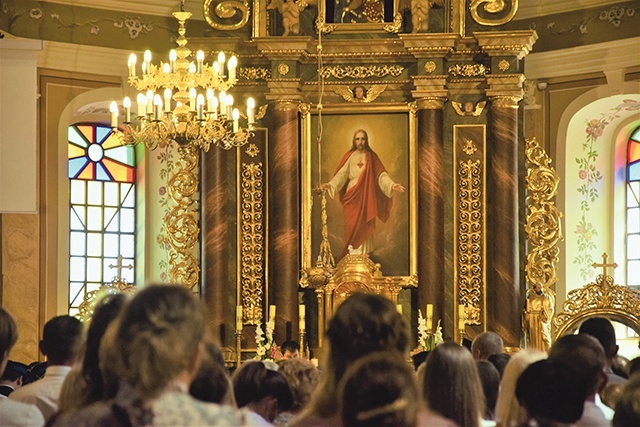 W Górze św. Małgorzaty wierni odmawiają litanię, wpatrując się w ołtarz główny.