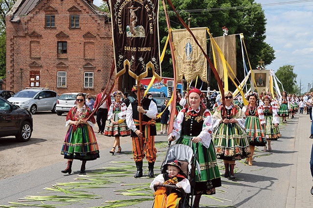 Złaków Kościelny. Trasa przemarszu jest usłana tatarakiem i trzcinami, co sprawia, że w trakcie procesji unosi się przyjemny, charakterystyczny zapach.