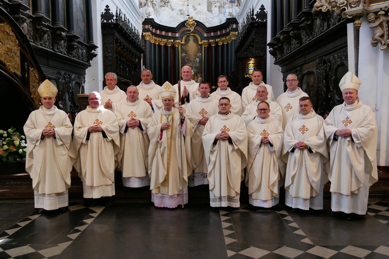 Jubilaci wraz z metropolitą gdańskim i biskupami pomocniczymi.