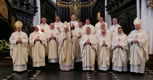 Jubilaci wraz z metropolitą gdańskim i biskupami pomocniczymi.