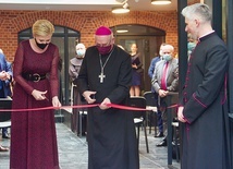 Wstęgę przecięli Agata Kornhauser-Duda i abp Józef Górzyński.