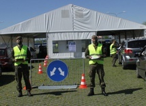 Powszechny punkt szczepień DRIVE THRU w Radomiu powstał dzięki zaangażowaniu żołnierzy 6. Mazowieckiej Brygady Obrony Terytorialnej, władz miasta Radomia oraz Radomskiego Szpitala Specjalistycznego.