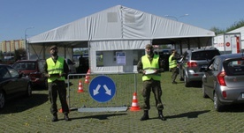 Powszechny punkt szczepień DRIVE THRU w Radomiu powstał dzięki zaangażowaniu żołnierzy 6. Mazowieckiej Brygady Obrony Terytorialnej, władz miasta Radomia oraz Radomskiego Szpitala Specjalistycznego.