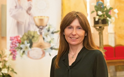 Renata Lewandowska-Szczerba jest nauczycielką religii w Katolickiej Szkole Podstawowej im. Heleny Kmieć prowadzonej przez Fundację na rzecz Rodziny w Warszawie.